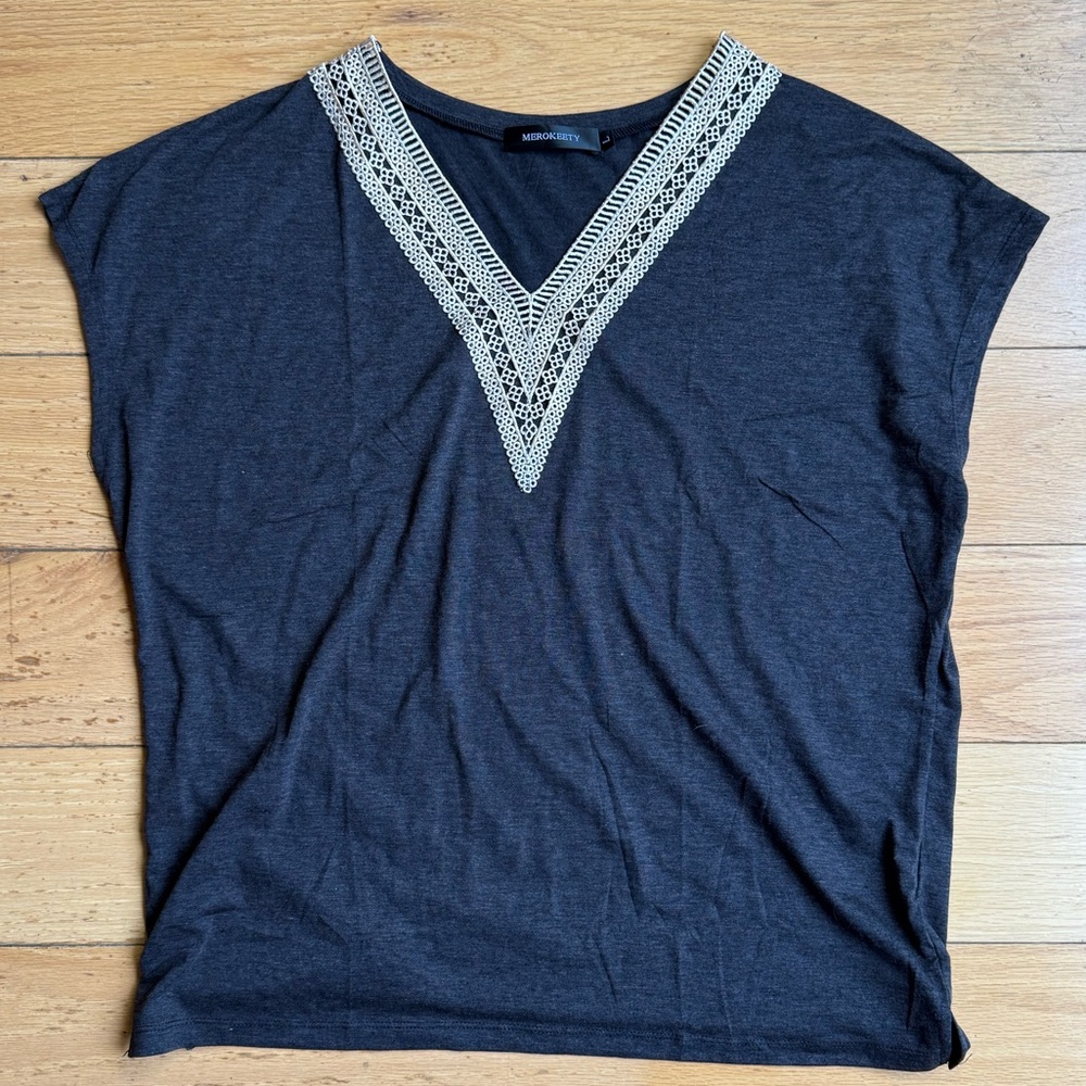 Merokeety Black Cap Sleeve Tee with Lace V-Neck | Size M
